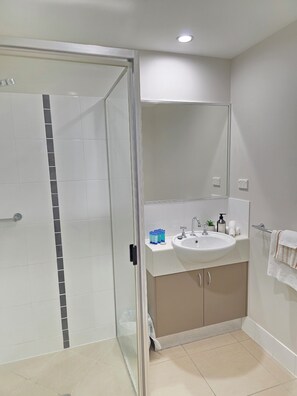 Dusche, Haartrockner, Handtücher, Seife