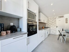 Kühlschrank, Mikrowelle, Ofen, Geschirrspüler