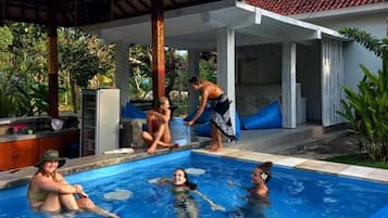 2 kolam renang outdoor, dengan kursi berjemur