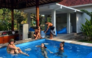 2 kolam renang outdoor, dengan kursi berjemur