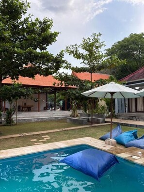2 outdoor pools, sun loungers - Castaway Island Hostel (Klungkung)