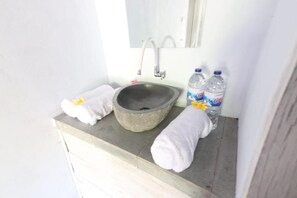 Shower, towels, soap, shampoo - Castaway Island Hostel (Klungkung)