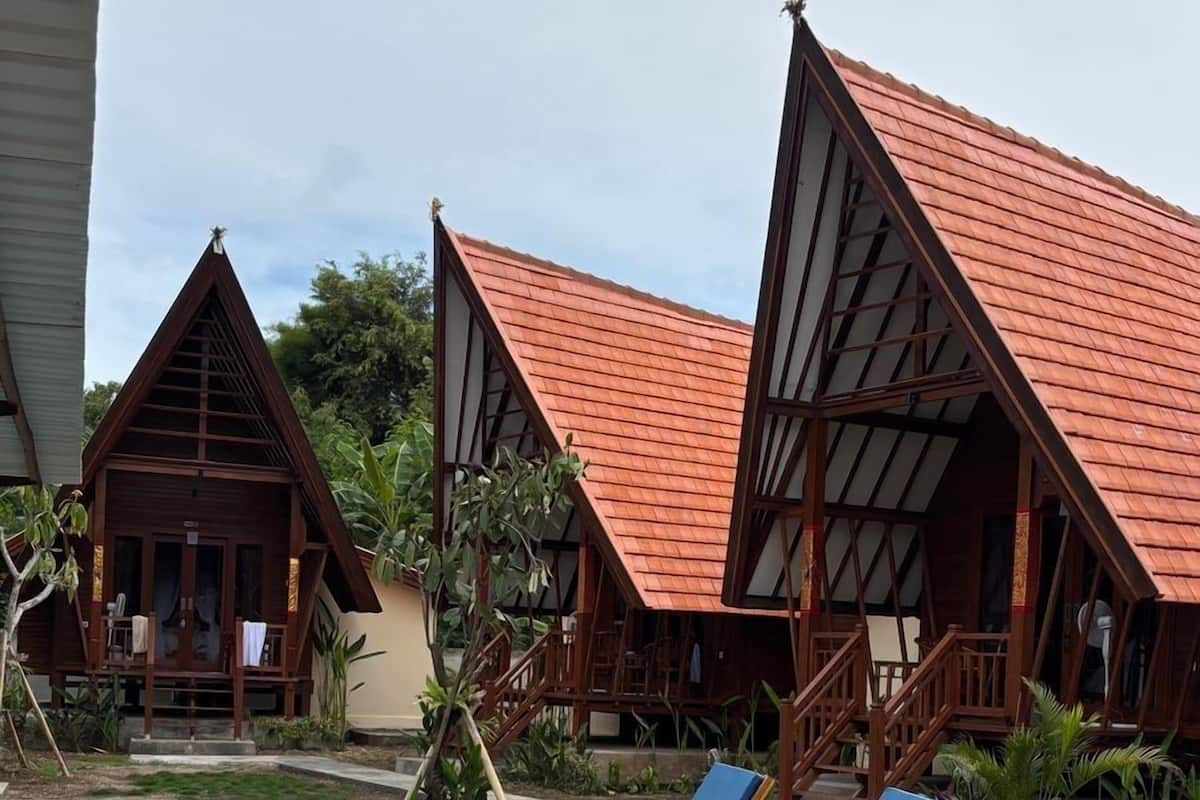 Bungalow Deluxe - utsikt mot poolen | Värdeförvaringsskåp på rummet, mörkläggningsgardiner och gratis wi-fi