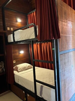 In-room safe, blackout drapes, free WiFi - Castaway Island Hostel (Klungkung)