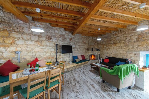 AKAMANTIDA PLATEA 2. Country house of the 1900s. Restored to its authentic charm