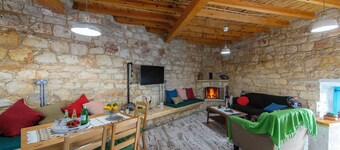 AKAMANTIDA PLATEA 2. Country house of the 1900s. Restored to its authentic charm