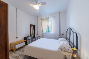 2 chambres, fer et planche à repasser, Wi-Fi gratuit, draps fournis
