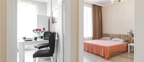 Tabla de planchar con plancha, wifi gratis y ropa de cama