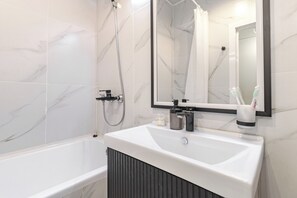 Haartrockner, Handtücher, Seife, Shampoo