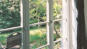 Ein Zimmer mit einer Schiebetür und Zugang zu einem Garten.