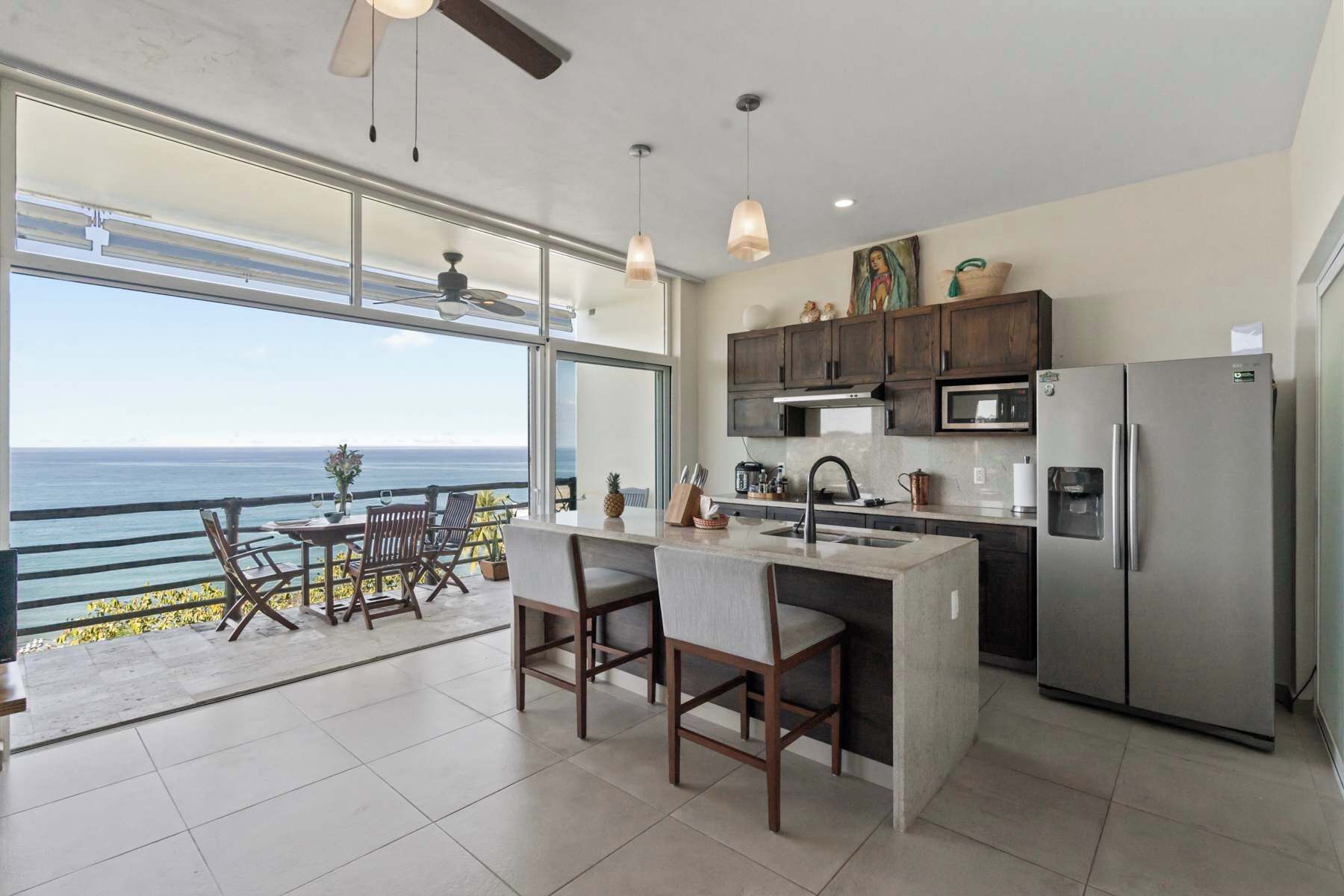 Réfrigérateur, plaque de cuisson, lave-vaisselle, grille-pain