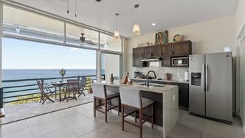 Réfrigérateur, plaque de cuisson, lave-vaisselle, grille-pain