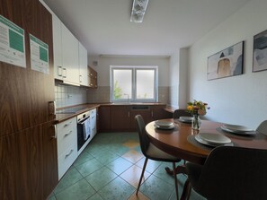 Fridge, microwave, oven, stovetop - Apartment '108qm - 4 Zimmer - Parkplatz - City' with Private Terrace, Balcony and Wi-Fi (Kassel)