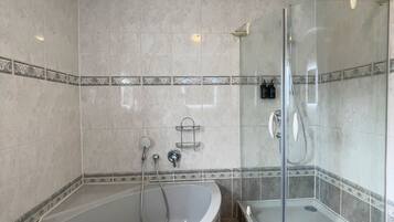 Dusj, hårføner og håndklær