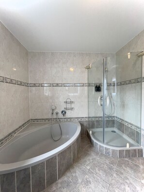 Dusj, hårføner og håndklær