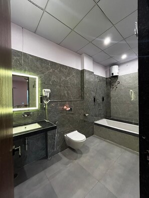 Regadera y papel de baño 