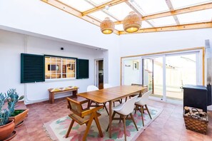 Outdoor dining - Casa Brincosa Ericeira (Ericeira)