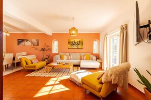 TV, books - Casa Brincosa Ericeira (Ericeira)