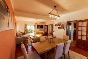 Dining - Casa Brincosa Ericeira (Ericeira)