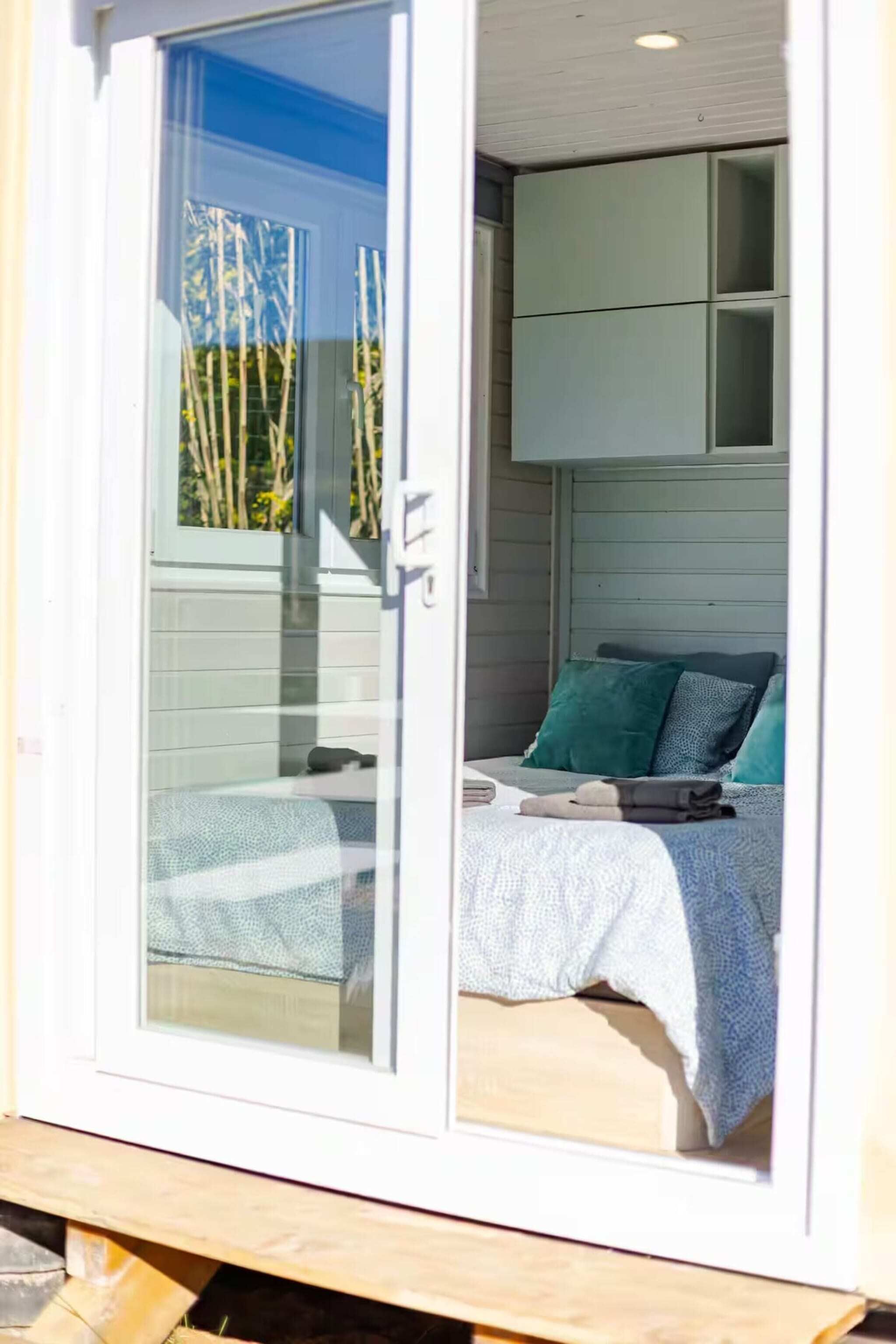 Ein Zimmer mit einem Bett, einem kleinen Tisch und einem Schrank.