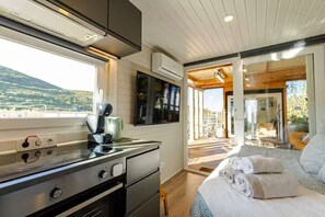 Fridge, microwave, oven, stovetop - Quinta Maresia Tiny House 1 (Carvoeira)