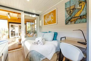 Desk, iron/ironing board, free WiFi, bed sheets - Quinta Maresia Tiny House 1 (Carvoeira)