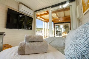 Desk, iron/ironing board, free WiFi, bed sheets - Quinta Maresia Tiny House 1 (Carvoeira)