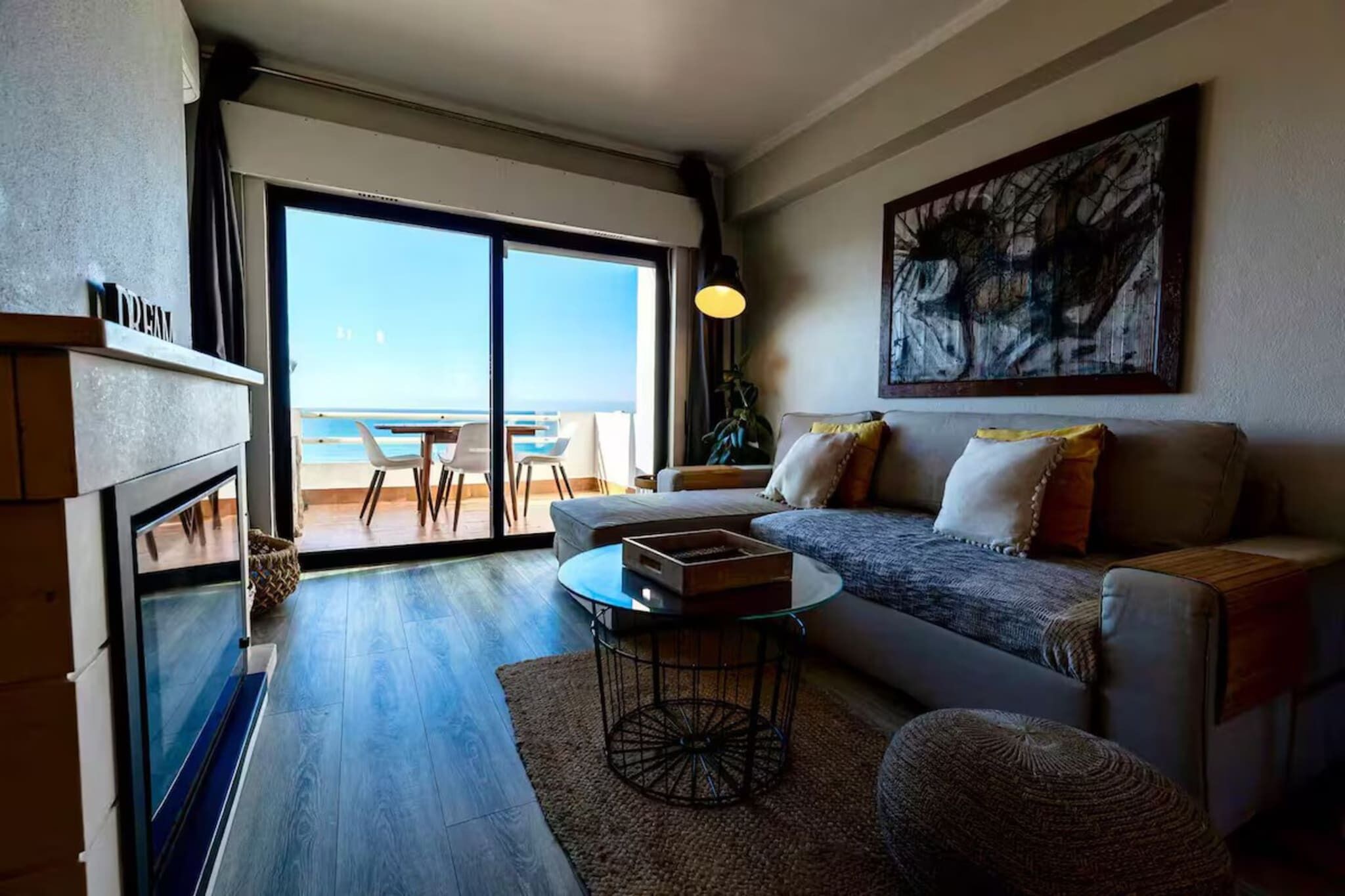 TV, mesa de pingue-pongue, livros