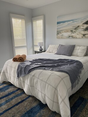 Een strijkplank/strijkijzer, wifi, beddengoed