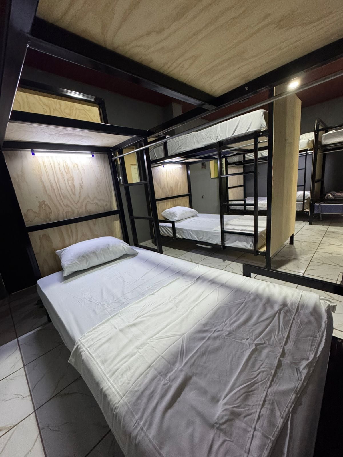 ห้องอีโคโนมีพักรวม, ลานระเบียง, วิวสระว่ายน้ำ | Wi-Fi ฟรี