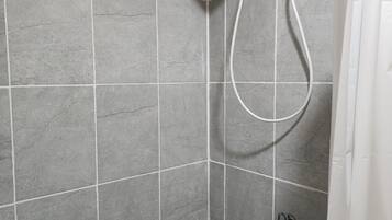 Appartamento Comfort, lato piscina | Bagno | Doccia, asciugamani, sapone, shampoo