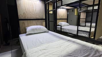 Dormitorio compartido económico, patio, vista a la alberca | Wifi gratis