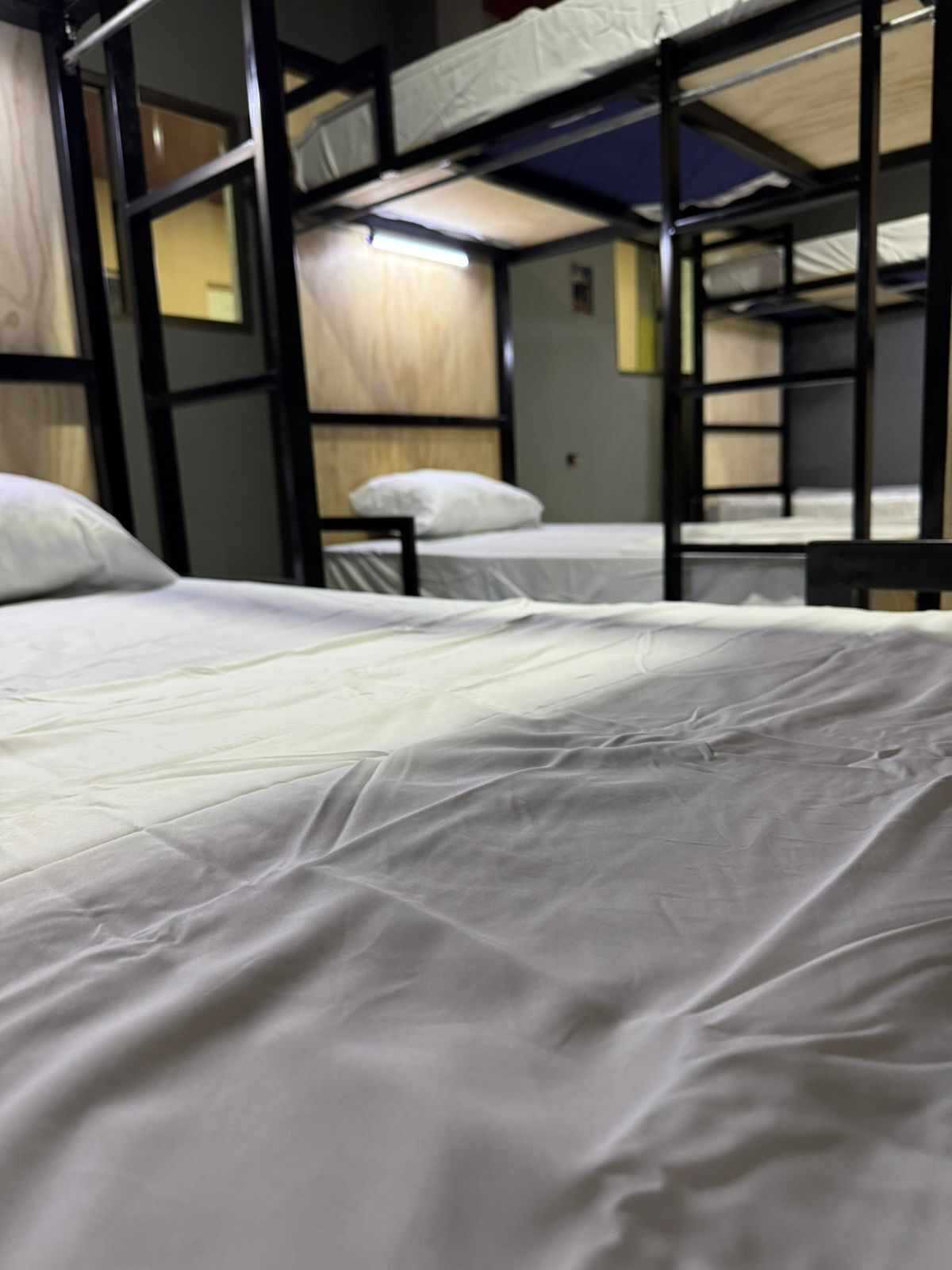 Dormitori compartit econòmic, pati, vistes a la piscina | Wifi gratuïta 