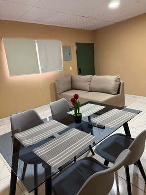 Comfort-lejlighed - ved pool | Arbejdsområde til bærbare computere, gratis Wi-Fi, sengetøj