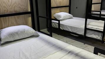 Gemeinsamer Economy-Schlafsaal, Terrasse, Poolblick | Kostenloses WLAN