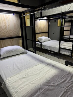 Dormitorio compartido económico, patio, vistas a la piscina | Wifi gratis