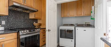 Kjøleskap, mikrobølgeovn, ovn og kokeplater