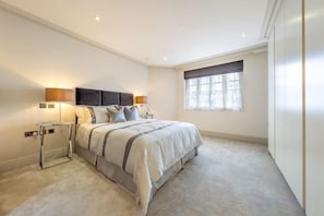 Unclassified image, 4 of 21, button - Royal Mayfair Villa (London)