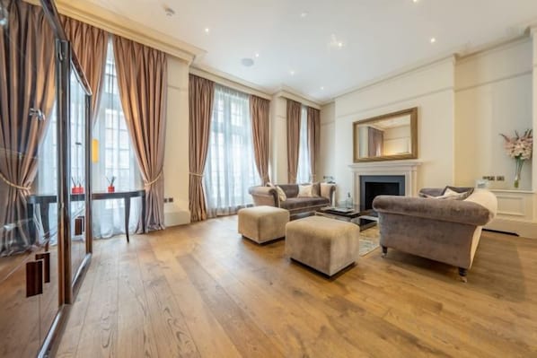 Unclassified image, 1 of 21, button - Royal Mayfair Villa (London)