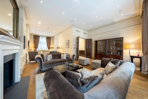 Unclassified image, 4 of 21, button - Royal Mayfair Villa (London)
