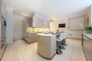 Private kitchen - Royal Mayfair Villa (London)
