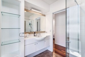 Shower, hair dryer, towels, soap - Palm Beach Perfection - Luxe Coastal Escape (Palm Beach)