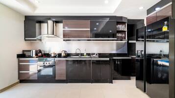 Réfrigérateur, four, cafetiÚre/bouilloire, bouilloire électrique