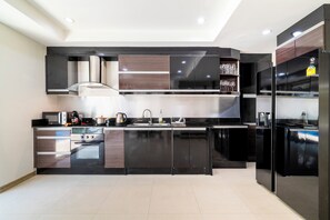 Réfrigérateur, four, cafetière/bouilloire, bouilloire électrique