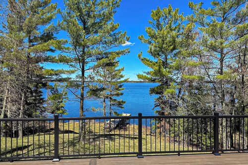 Private Dock! Family-Friendly Rainy Lake House