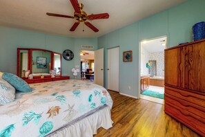 3 bedrooms, Internet, bed sheets - Boat Dock! 'Sunshine House' on St. Johns River (Astor)