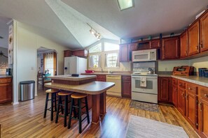 Fridge, microwave, stovetop, dishwasher