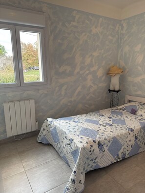 Strykjärn/strykbräda, internet och sängkläder