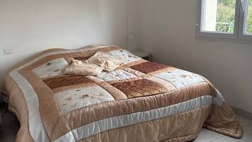 Bügeleisen/Bügelbrett, Internetzugang, Bettwäsche