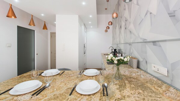 Refrigerador, placa de cocina, tetera/pava eléctrica